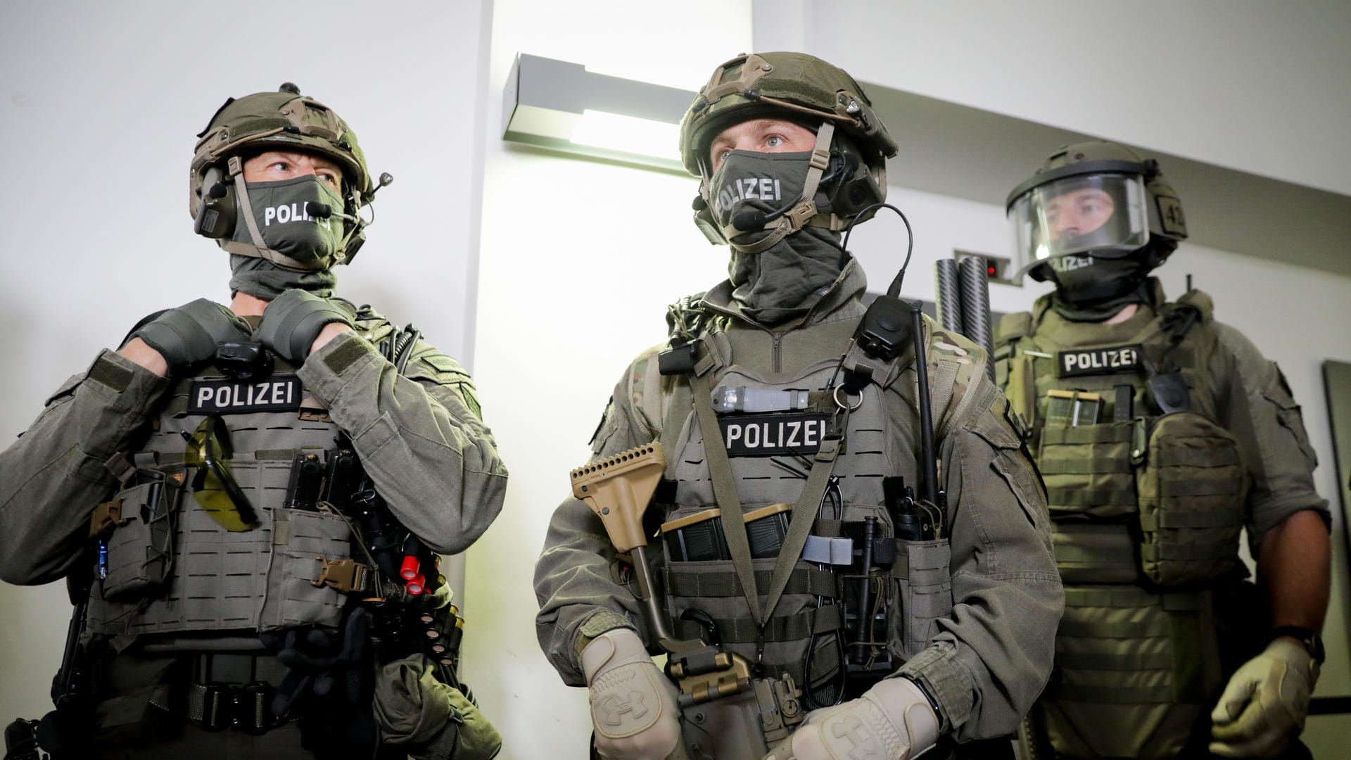 Als Grund für den zweiten Standort der GSG9-Spezialeinheit wird die anhaltende terroristische Bedrohung genannt. Als Grund für den zweiten Standort der GSG9-Spezialeinheit wird die anhaltende terroristische Bedrohung genannt.