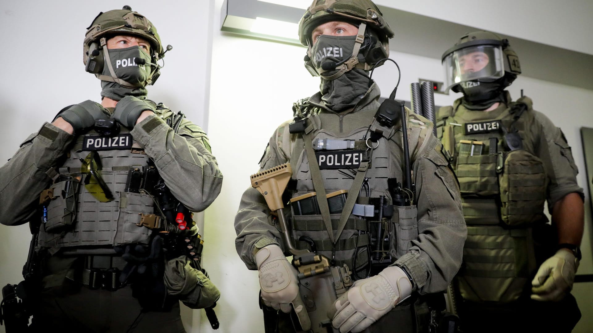 Als Grund für den zweiten Standort der GSG9-Spezialeinheit wird die anhaltende terroristische Bedrohung genannt. Als Grund für den zweiten Standort der GSG9-Spezialeinheit wird die anhaltende terroristische Bedrohung genannt.