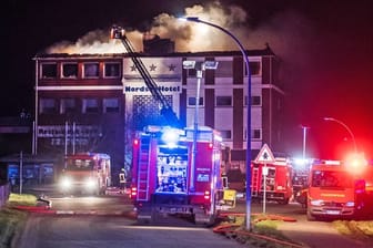 Nach einem Feuer im Dachbereich des "Nordseehotel" in Husum sind Einsatzkräfte von Feuerwehr und Rettungsdiensten im Einsatz.