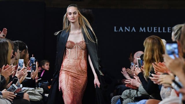 Der Laufsteg hat ausgedient: Die Show des Labels Lana Mueller im letzten Jahr in Berlin. Der Laufsteg hat ausgedient: Die Show des Labels Lana Mueller im letzten Jahr in Berlin.