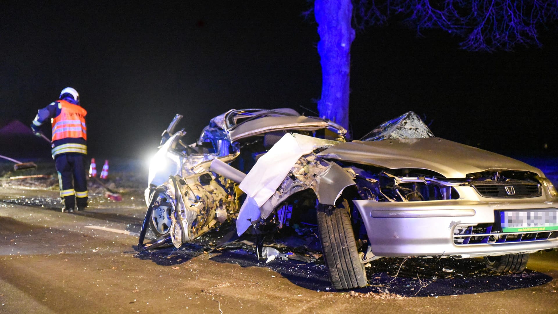 Ein Autowrack steht auf der Spandauer Straße in Falkensee.