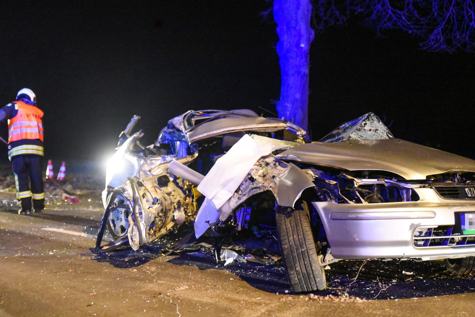 Ein Autowrack steht auf der Spandauer Straße in Falkensee.