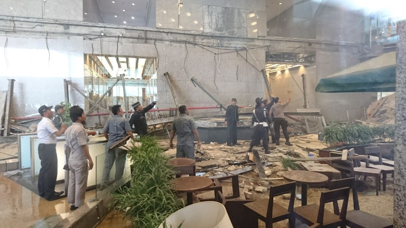 Sicherheitskräfte begutachten den Schaden nach einem Einsturz in der indonesischen Börse: Bei dem Unglück wurden offenbar mehr als 70 Menschen verletzt.
