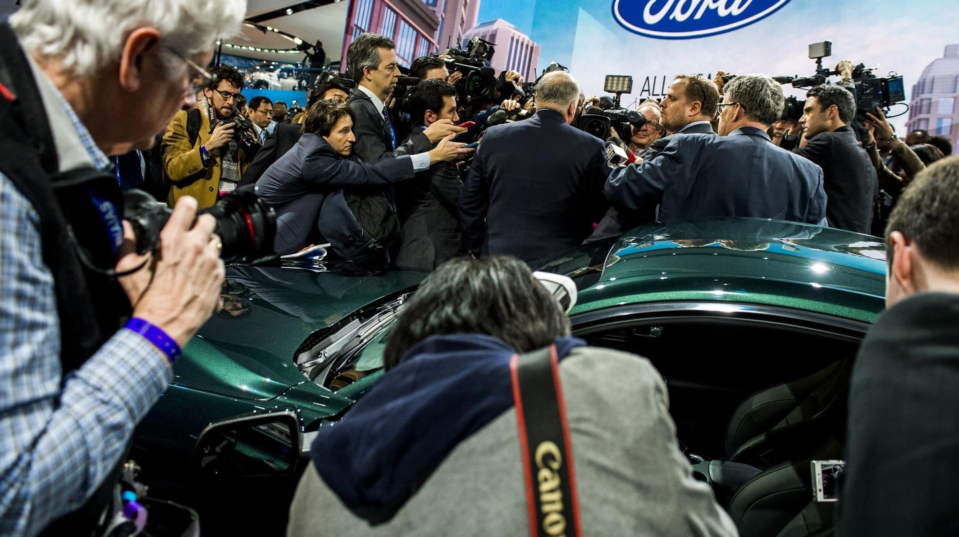 Ford-Chef Jim Hackett (M) vor dem neuen Mustang Bullitt.