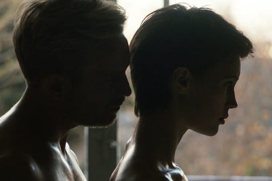 Chloe (Marine Vacth) verliebt sich in ihren Therapeuten Paul/Louis (Jeremie Renier).