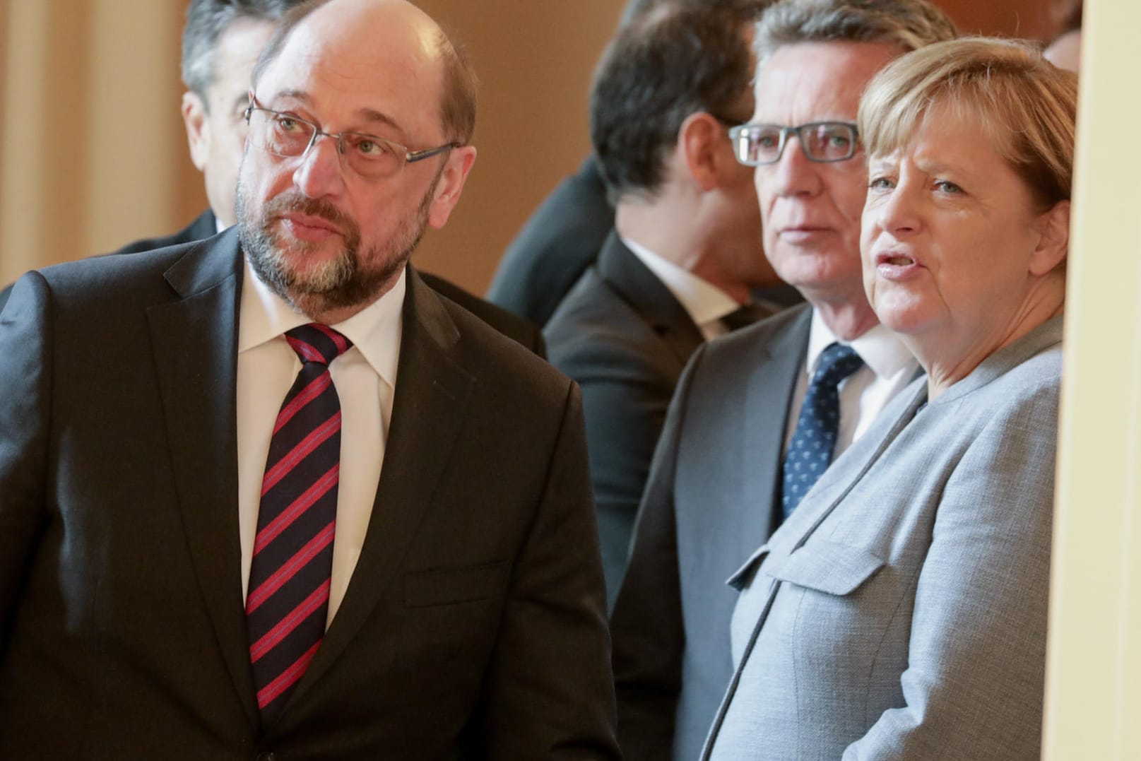 Angela Merkel und Martin Schulz beim Neujahrsempfang des Bundespräsidenten: Schulz wirbt in der SPD für eine Neuauflage einer neuen Großen Koalition.