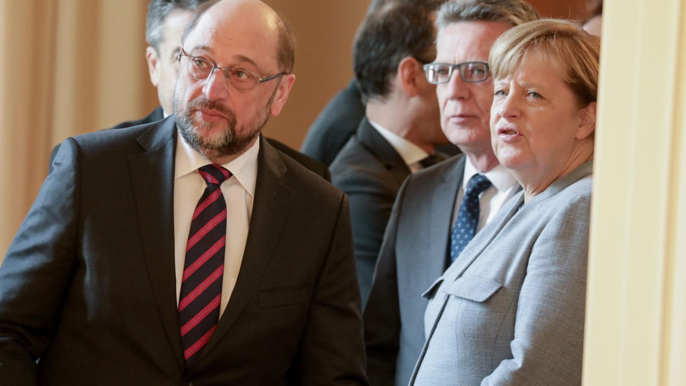 Angela Merkel und Martin Schulz beim Neujahrsempfang des Bundespräsidenten: Schulz wirbt in der SPD für eine Neuauflage einer neuen Großen Koalition.