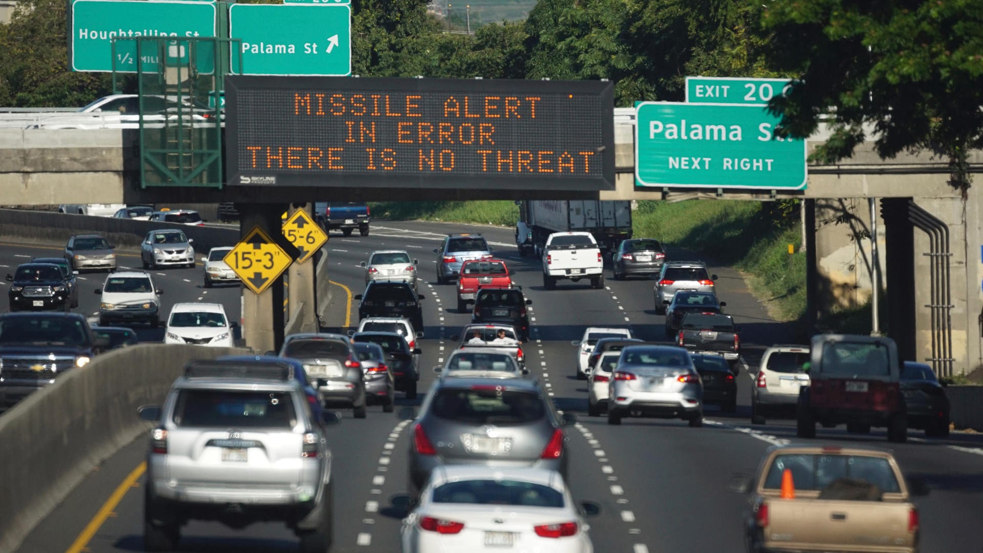 Eine Verkehrsanzeige auf Hawaii weist auf den Fehlalarm hin.