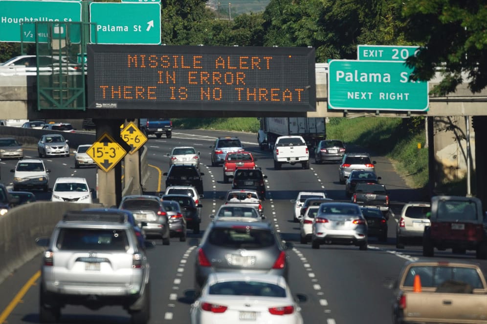 Eine Verkehrsanzeige auf Hawaii weist auf den Fehlalarm hin.