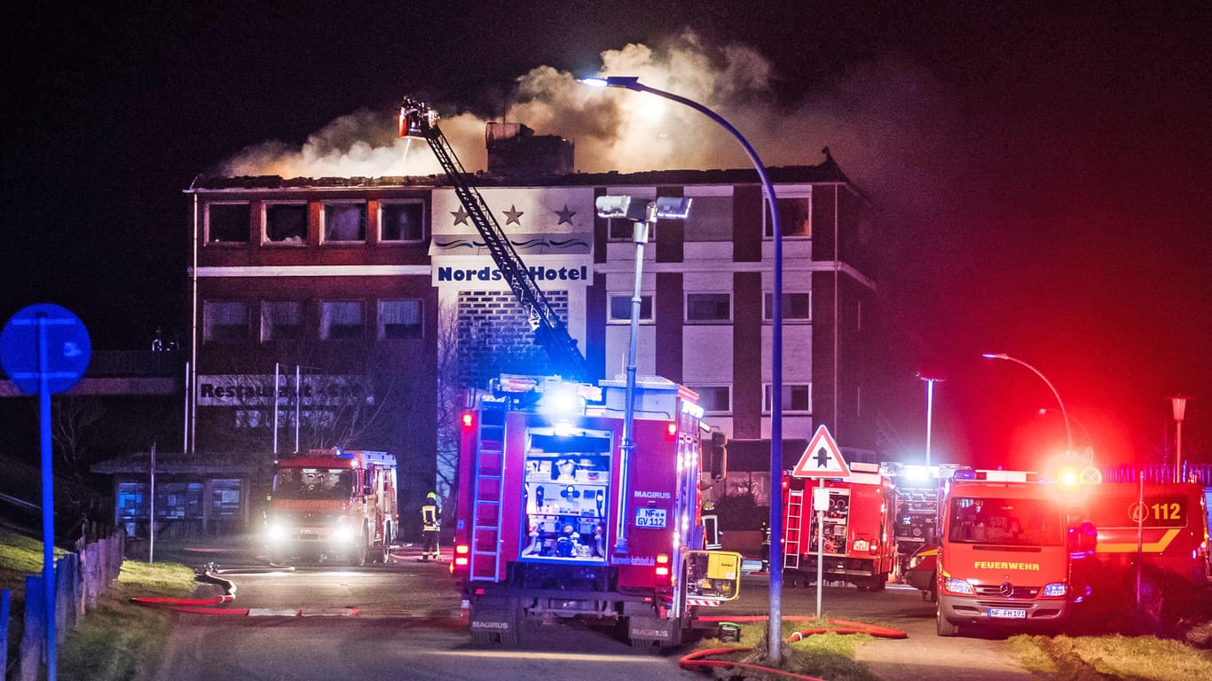 Die Einsatzkräfte von Feuerwehr und Rettungsdiensten sind am "Nordseehotel" in Husum (Schleswig-Holstein) im Einsatz.