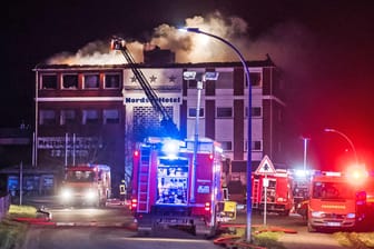 Die Einsatzkräfte von Feuerwehr und Rettungsdiensten sind am "Nordseehotel" in Husum (Schleswig-Holstein) im Einsatz.