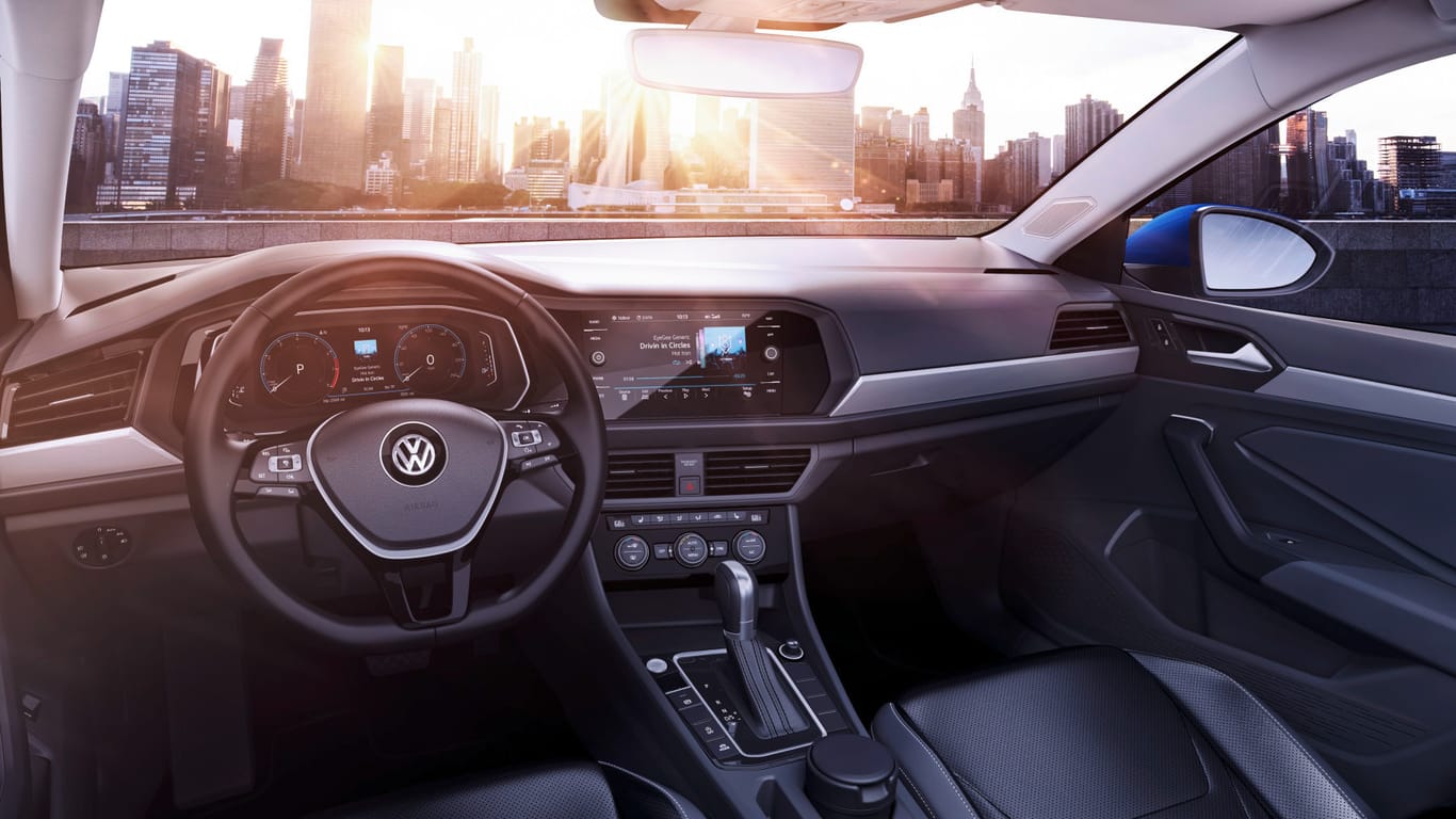 VW Jetta: Multifunktionsbildschirm für Navigation, Radio und Komfortfunktionen wurde erstmals hinter einer schwarzen Glasscheibe leicht geneigt mit der Instrumenteneinheit verbunden.
