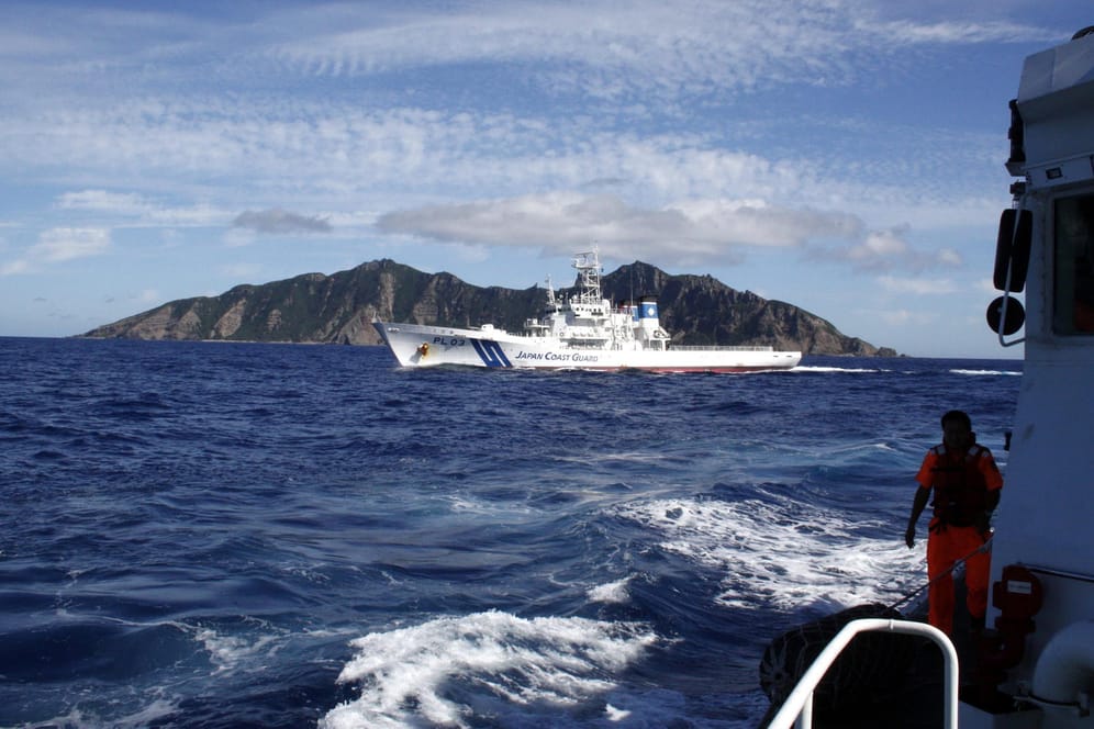 Im Juli 2012 blockiert eine japanische Patrouille ein taiwanesisches Boot, das sich der umstrittenen Inselgruppe nähert: Jetzt droht der Konflikt erneut zu eskalieren. (Archivbild)