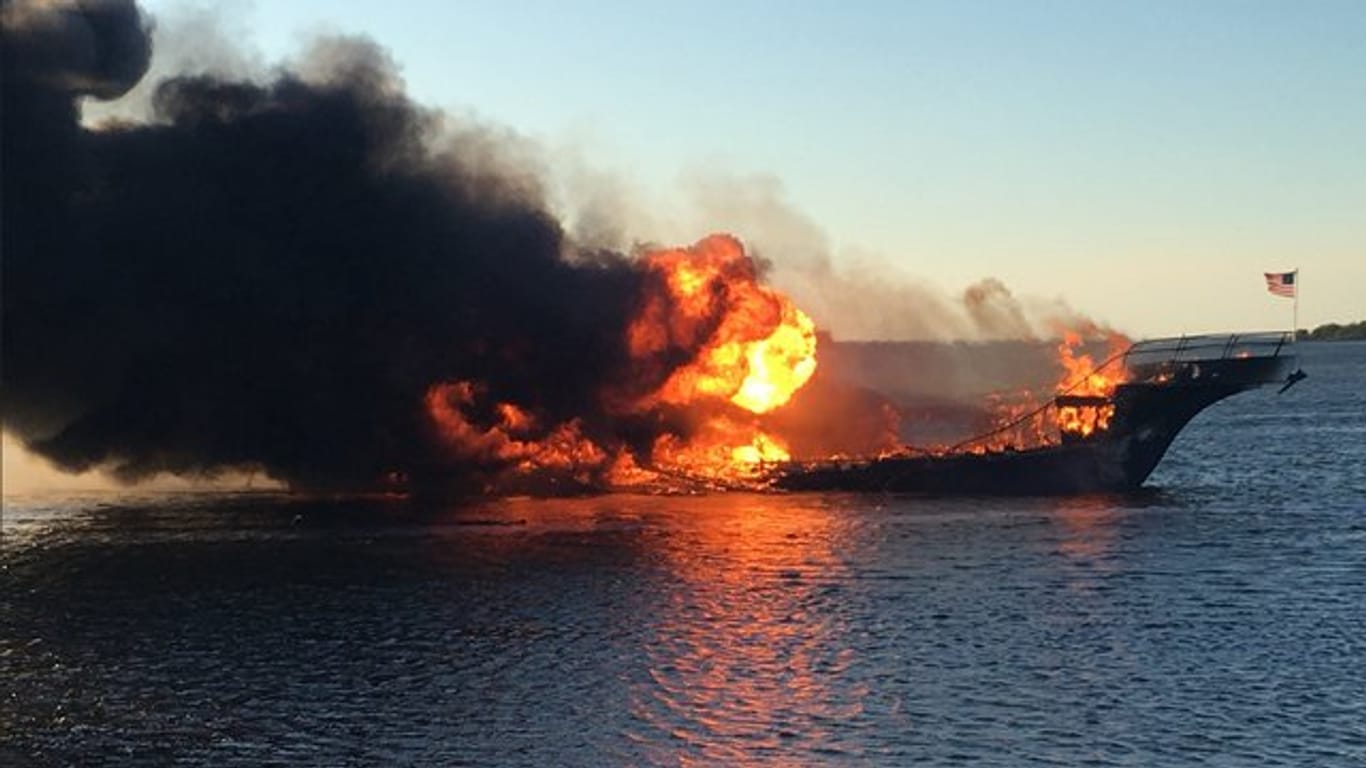 Ein Schiff brennt vor der Golfküste in Florida.
