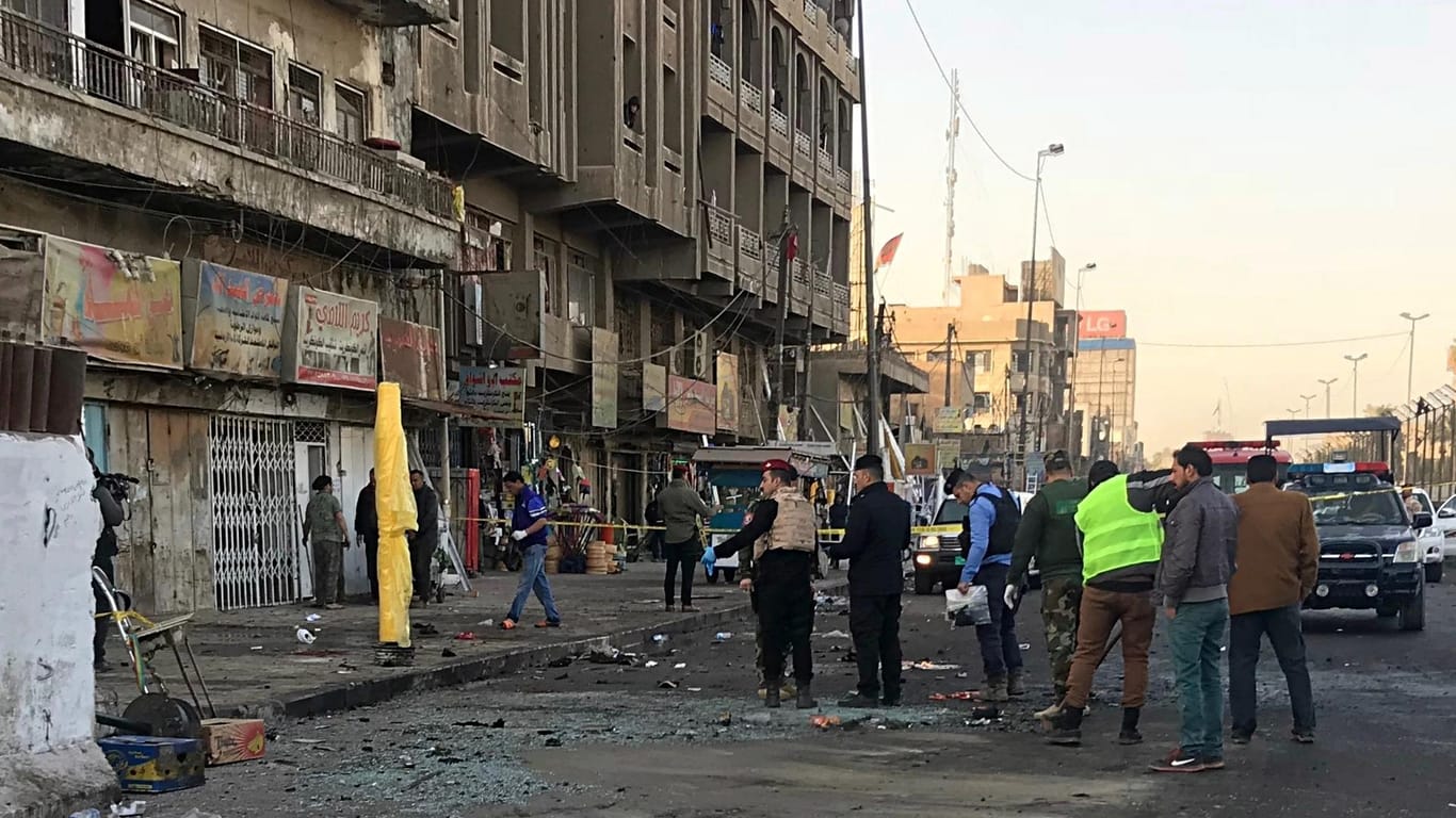 Irakische Sicherheitskräfte untersuchen am 15.01.2018 in Bagdad nach einem Doppelanschlag im Zentrum der irakischen Hauptstadt den Tatort. Augenzeugen berichteten, die Bomben seien in der Nähe einer Gruppe von Bauarbeitern gezündet worden.