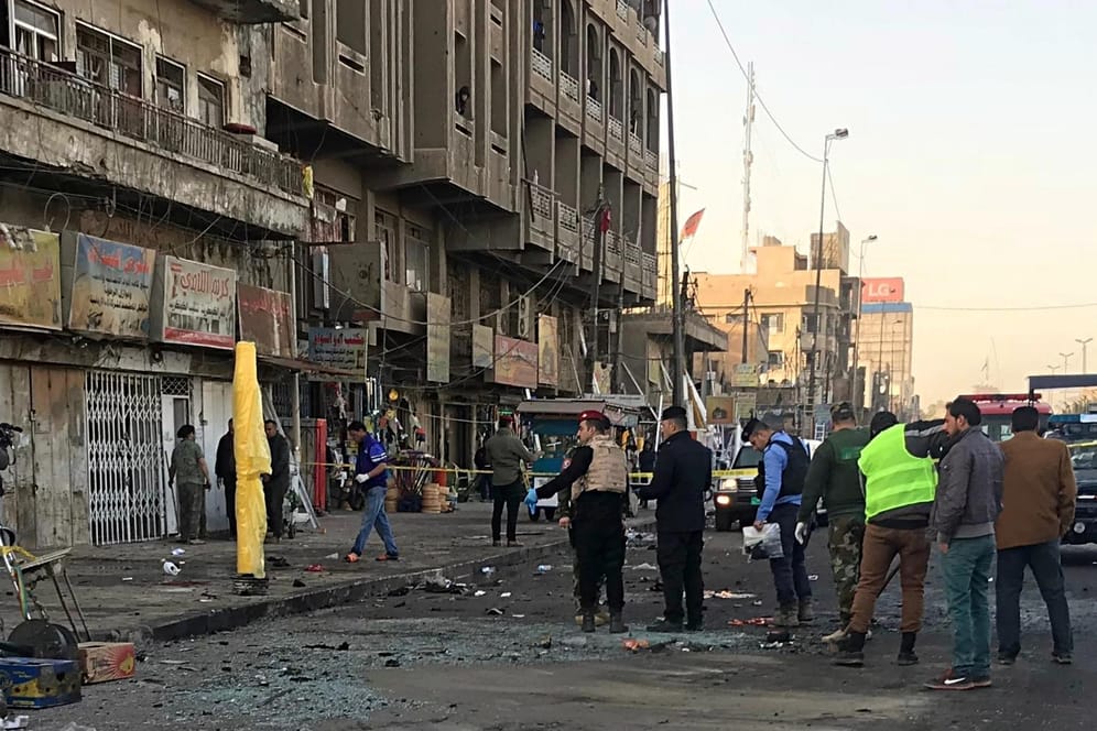Irakische Sicherheitskräfte untersuchen am 15.01.2018 in Bagdad nach einem Doppelanschlag im Zentrum der irakischen Hauptstadt den Tatort. Augenzeugen berichteten, die Bomben seien in der Nähe einer Gruppe von Bauarbeitern gezündet worden.