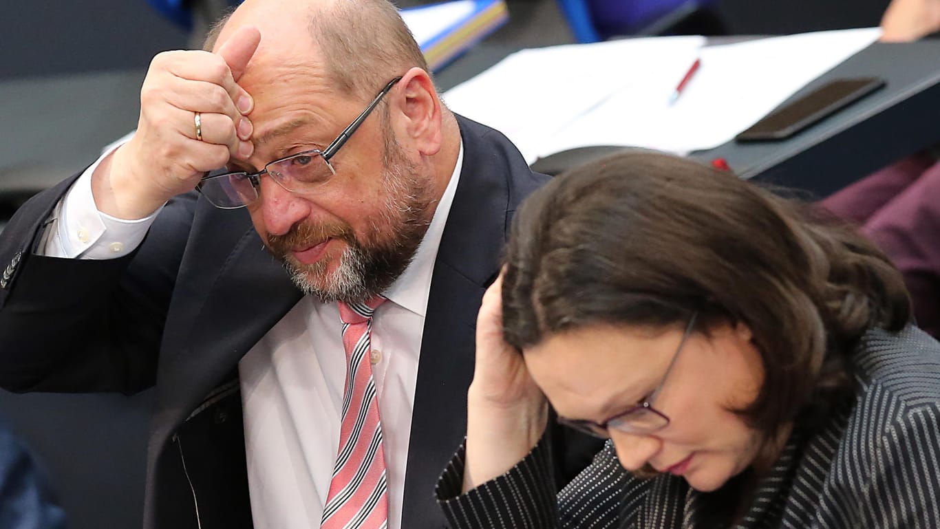 Martin Schulz und die SPD-Fraktionsvorsitzende Andrea Nahles: Sie verteidigen die Ergebnisse der Sondierungsgespräche, doch in der SPD werden die Stimmen lauter, die Nachverhandlungen fordern.