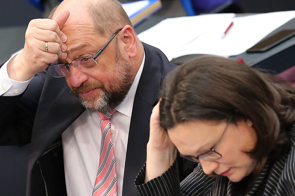 Martin Schulz und die SPD-Fraktionsvorsitzende Andrea Nahles: Sie verteidigen die Ergebnisse der Sondierungsgespräche, doch in der SPD werden die Stimmen lauter, die Nachverhandlungen fordern.