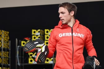 Der Biathlet Simon Schempp bei der Einkleidung der deutschen Olympia-Mannschaft in München.