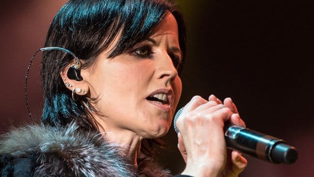 Dolores O'Riordan bei einem Auftritt mit ihrer Band in der polnischen Stadt Breslau. Dolores O'Riordan bei einem Auftritt mit ihrer Band in der polnischen Stadt Breslau.