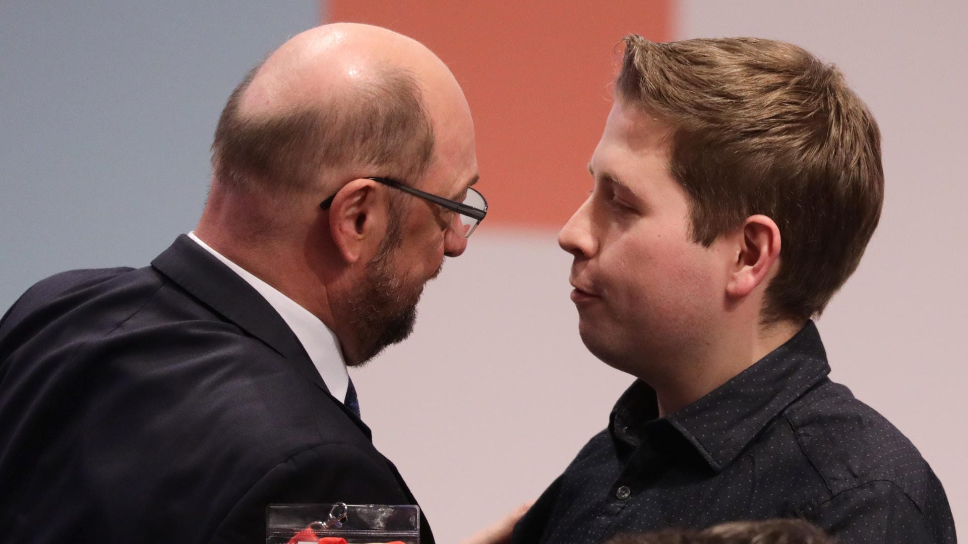 Streit um den Kurs der SPD: Parteichef Martin Schulz und Juso-Chef Kevin Kühnert auf dem Bundesparteitag im Dezember.