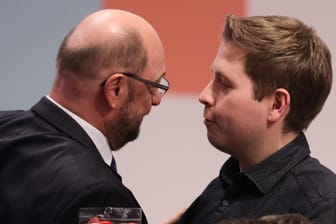 Streit um den Kurs der SPD: Parteichef Martin Schulz und Juso-Chef Kevin Kühnert auf dem Bundesparteitag im Dezember.