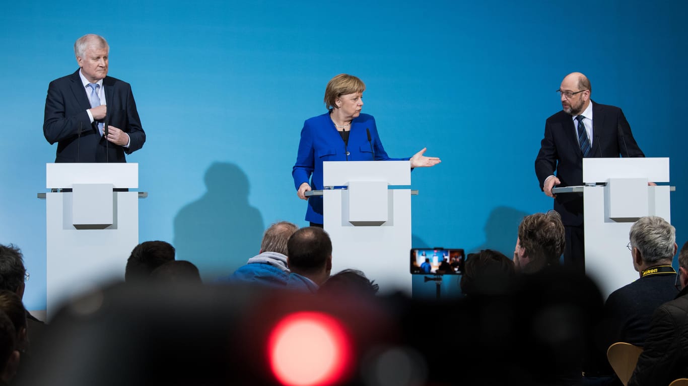 Seehofer, Merkel, Schulz am Freitag in Berlin: Über das Sondierungsergebnis wird in der SPD intensiv diskutiert.
