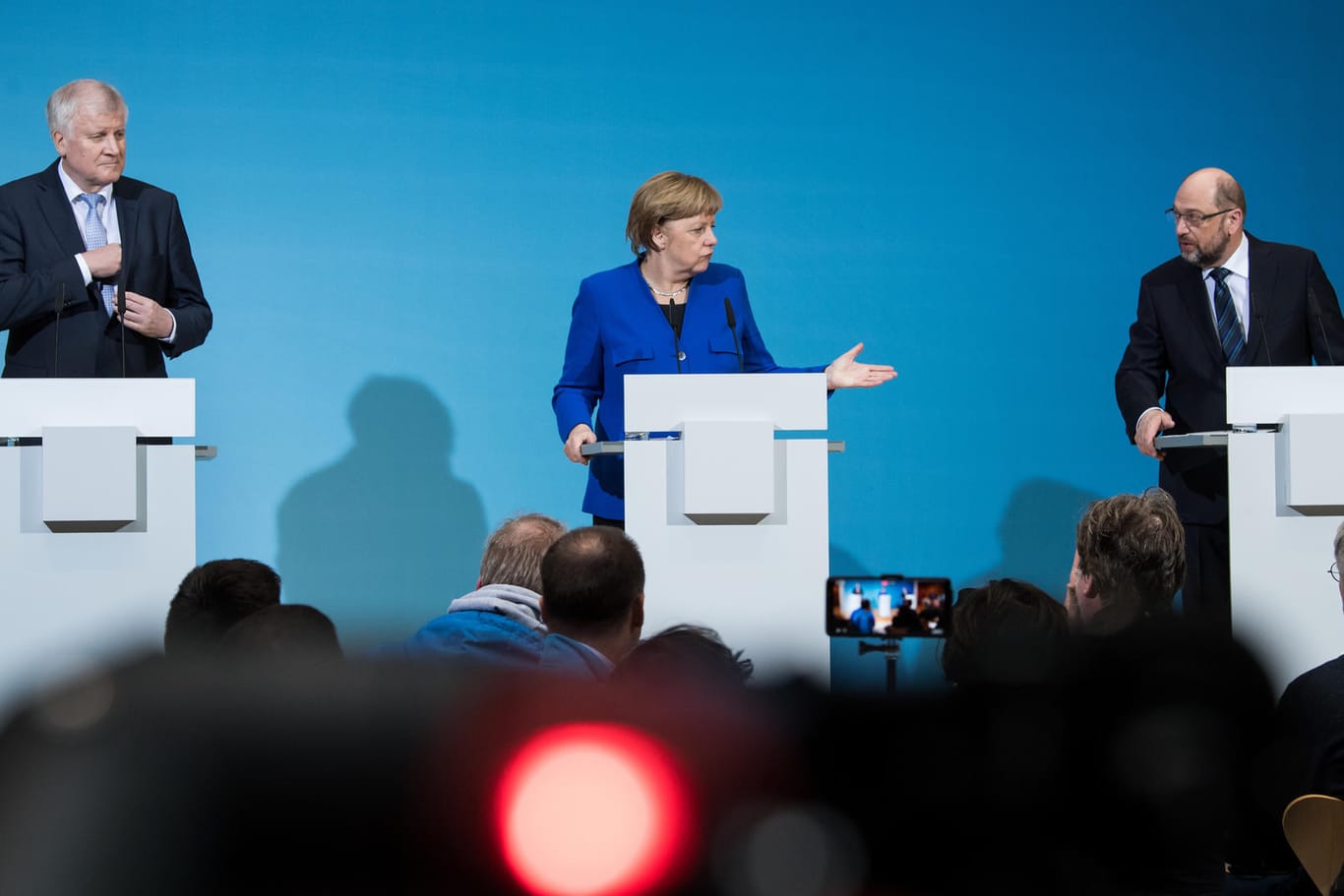 Seehofer, Merkel, Schulz am Freitag in Berlin: Über das Sondierungsergebnis wird in der SPD intensiv diskutiert.
