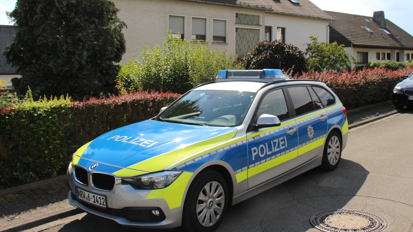 Am Auto von zwei Polizisten im münsterländischen Senden klebte ein Umschlag mit Schokolade als Dankeschön an der Windschutzscheibe (Symbolfoto).