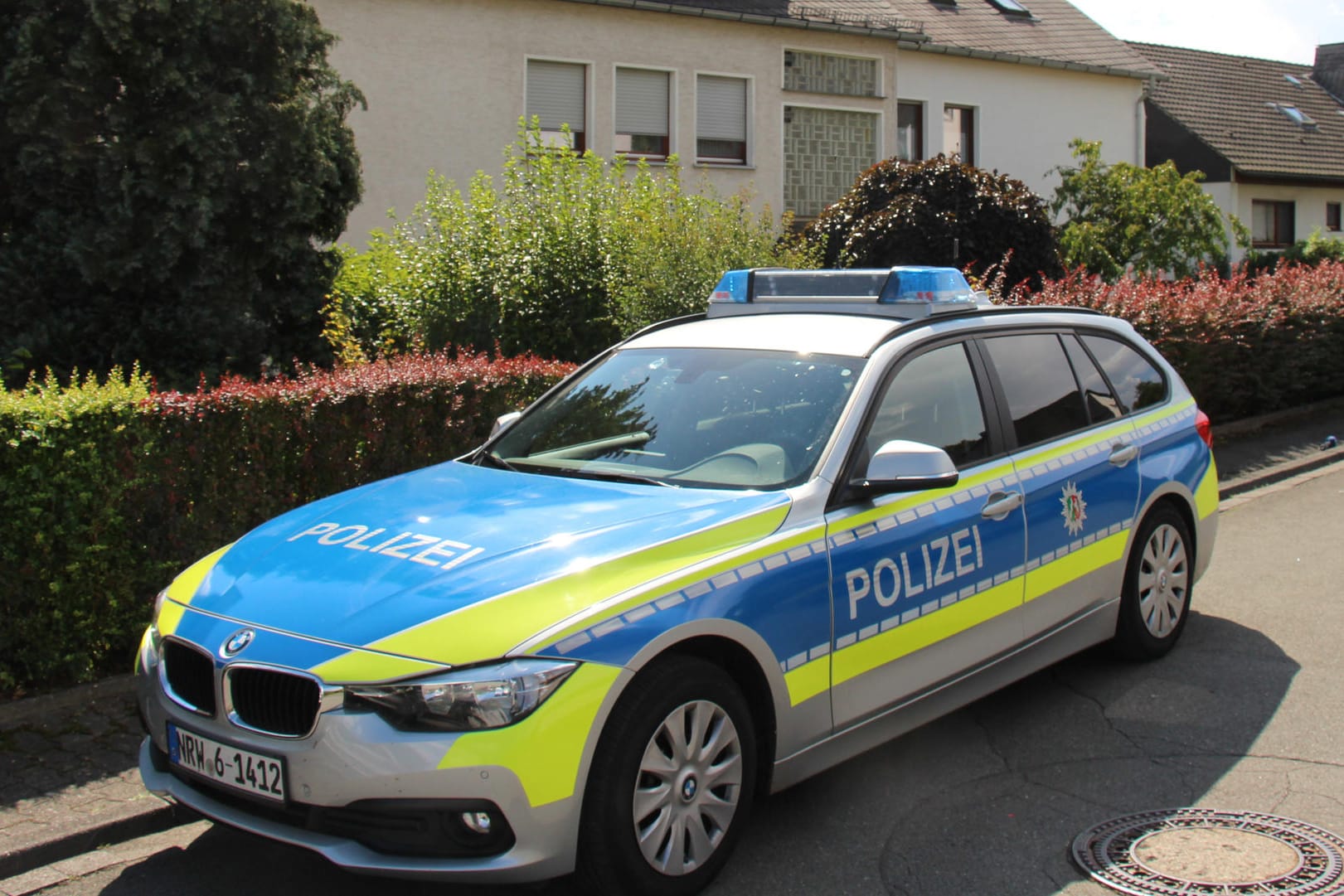 Am Auto von zwei Polizisten im münsterländischen Senden klebte ein Umschlag mit Schokolade als Dankeschön an der Windschutzscheibe (Symbolfoto).