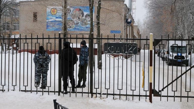 Polizisten bewachen den Eingang einer russischen Schule: Hier war es zuvor zu einer Messerstecherei gekommen.