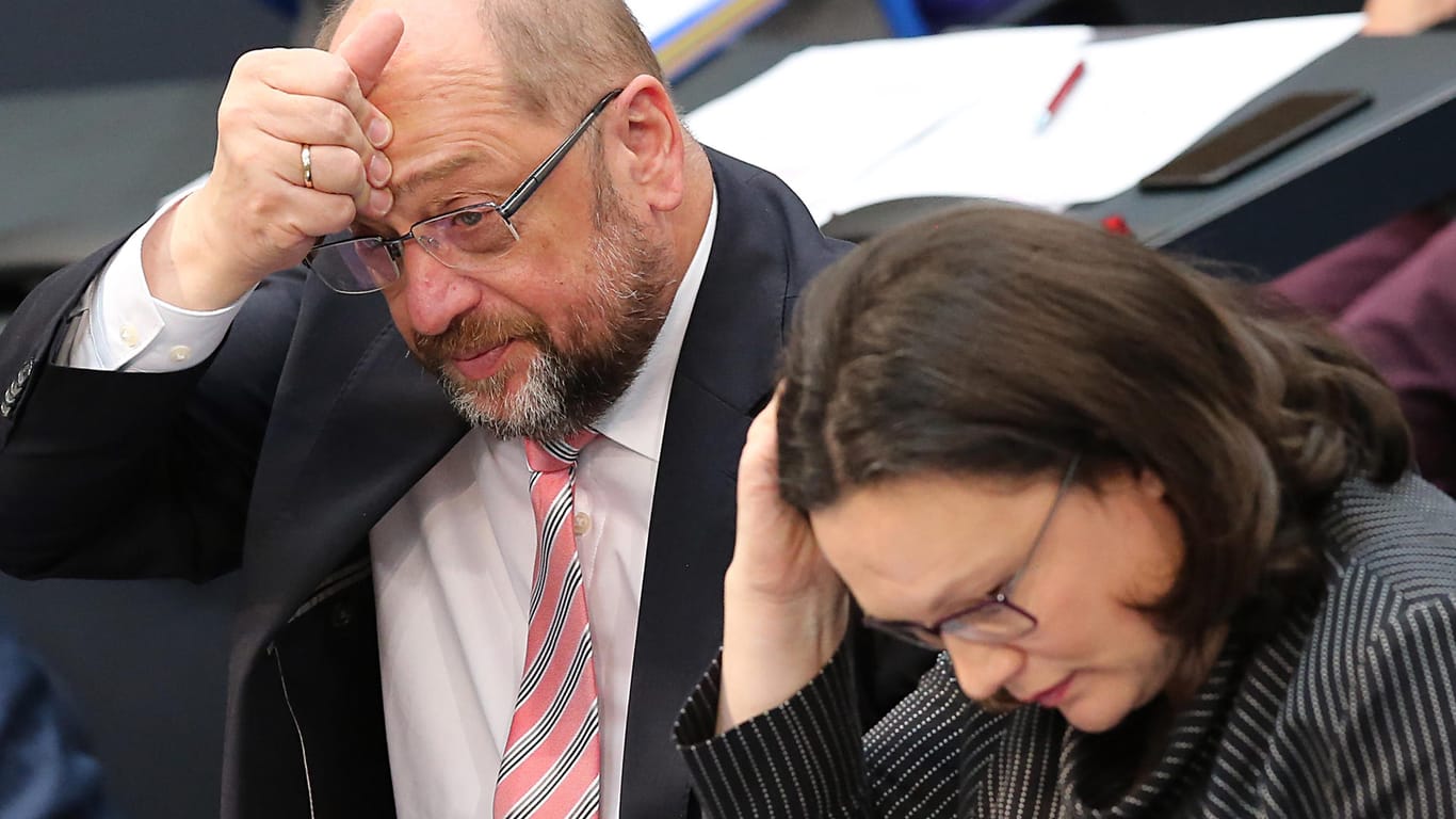 SPD-Chef Martin Schulz und die Fraktionsvorsitzende,Andrea Nahles im Bundestag: Trotz Werben der Parteispitze stimmt mit Berlin schon der zweite SPD-Landesverband gegen die Groko.