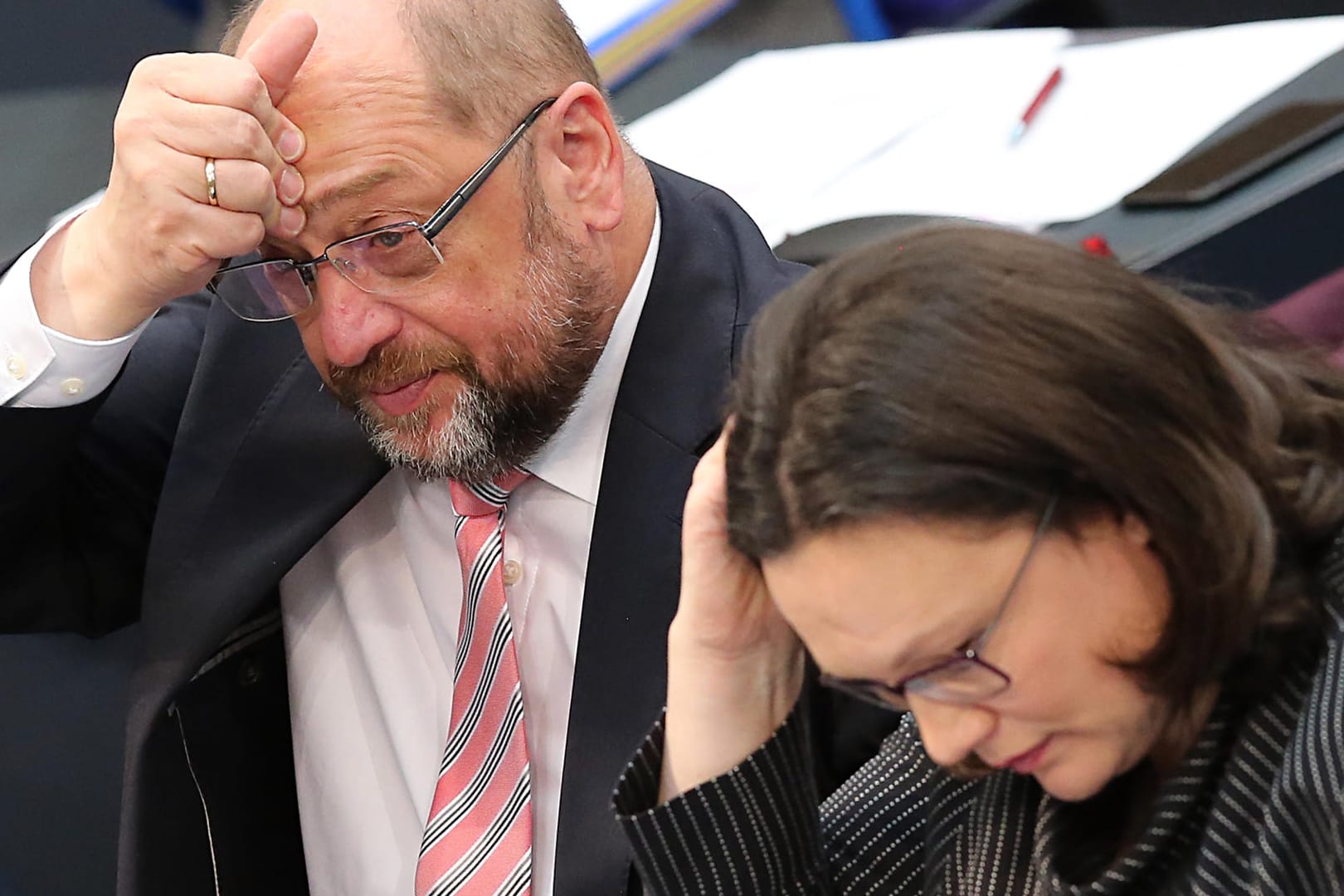 SPD-Chef Martin Schulz und die Fraktionsvorsitzende,Andrea Nahles im Bundestag: Trotz Werben der Parteispitze stimmt mit Berlin schon der zweite SPD-Landesverband gegen die Groko.