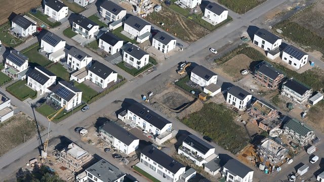 Grundsteuer vor Gericht: Bauprojekte in städtischen Randgebieten.