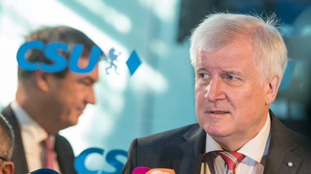 Seehofer begründete den neuen Zeitplan mit der zeitaufwändigen Regierungsbildung in Berlin. Seehofer begründete den neuen Zeitplan mit der zeitaufwändigen Regierungsbildung in Berlin.