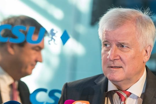 Seehofer begründete den neuen Zeitplan mit der zeitaufwändigen Regierungsbildung in Berlin.