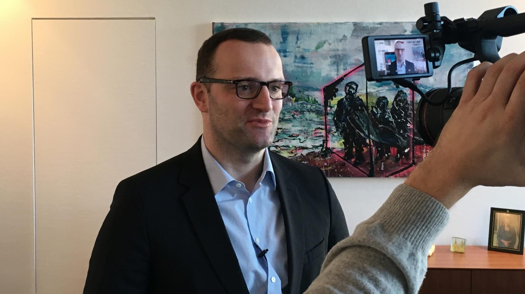 Jens Spahn ist Mitglied des Bundestages und Parlamentarischer Staatssekretär beim Bundesminister der Finanzen im dritten Kabinett von Angela Merkel.