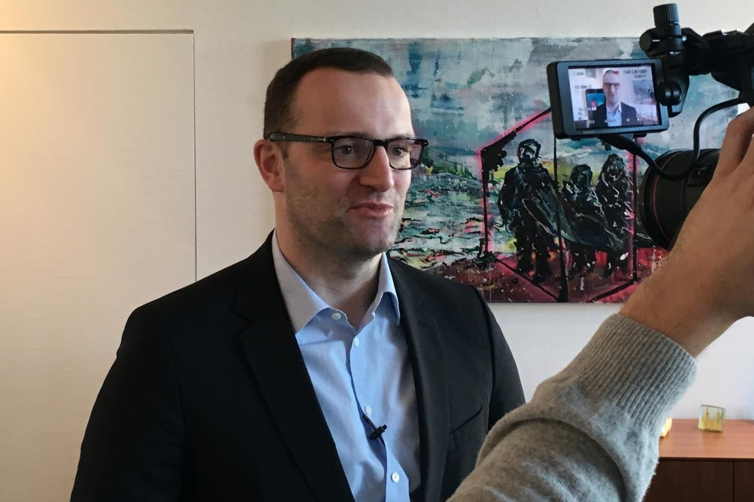 Jens Spahn ist Mitglied des Bundestages und Parlamentarischer Staatssekretär beim Bundesminister der Finanzen im dritten Kabinett von Angela Merkel.