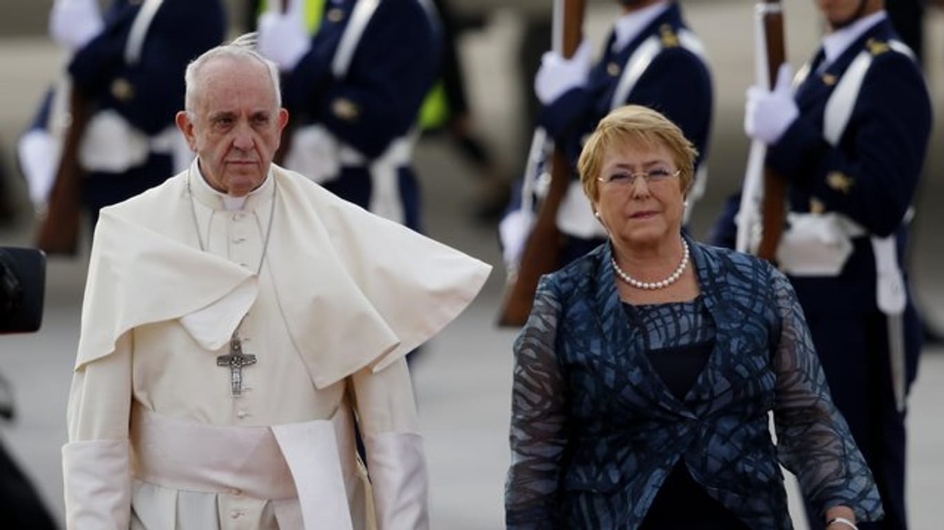 Papst Franziskus wird in Santiago de Chile von Präsidentin Michelle Bachelet empfangen.