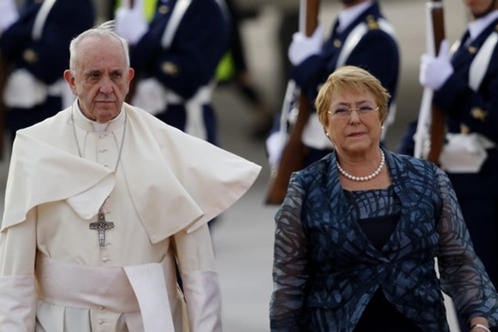 Papst Franziskus wird in Santiago de Chile von Präsidentin Michelle Bachelet empfangen.