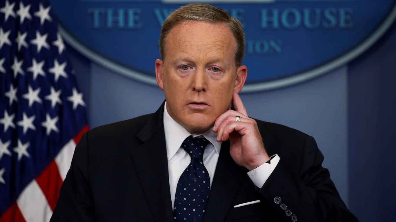 Sean Spicer, Ex-Pressesprecher des Weißen Hauses: Den Begriff "alternative Fakten" prägte die Trump-Beraterin Kellyanne Conway, die eine falsche Angabe Spicers mit diesem Ausdruck rechtfertigte.