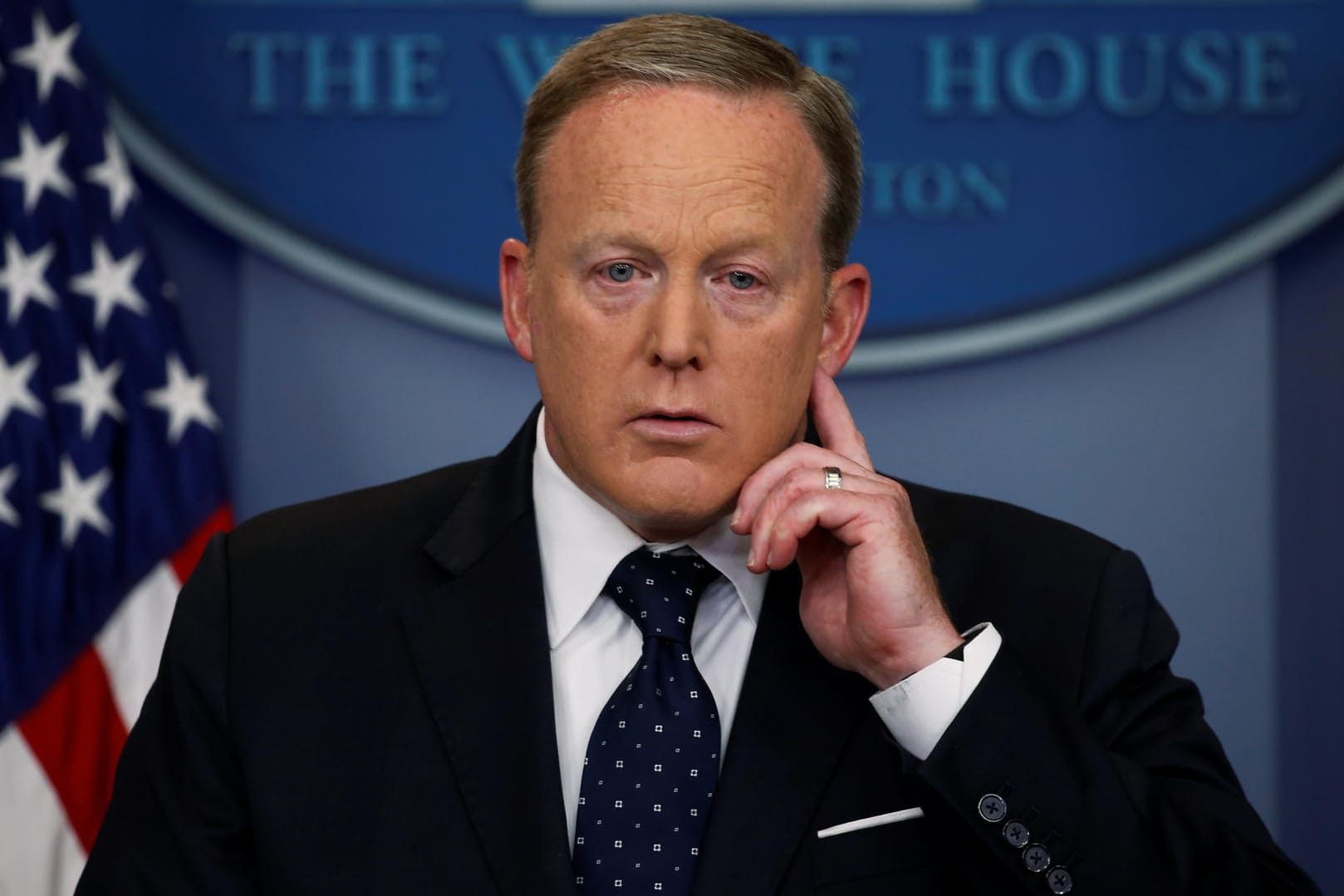 Sean Spicer, Ex-Pressesprecher des Weißen Hauses: Den Begriff "alternative Fakten" prägte die Trump-Beraterin Kellyanne Conway, die eine falsche Angabe Spicers mit diesem Ausdruck rechtfertigte.