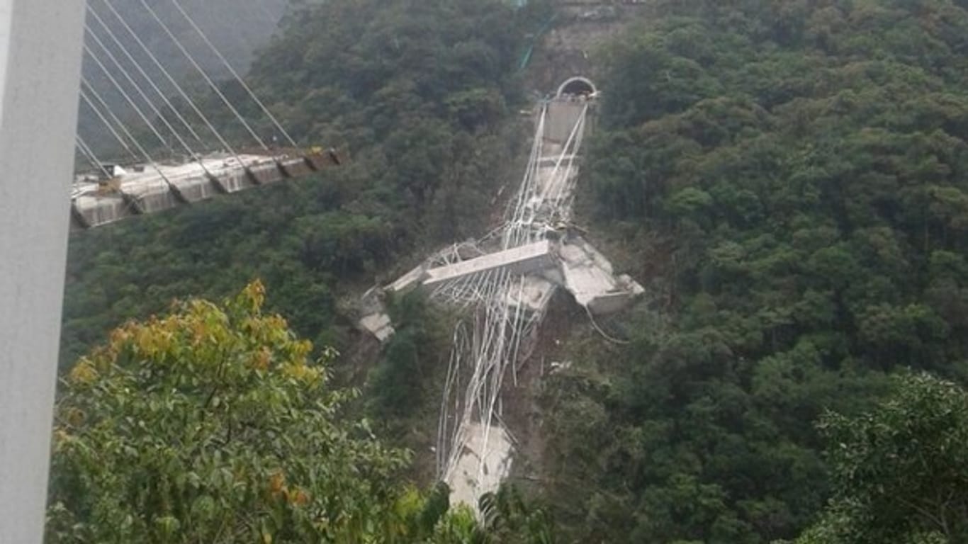 Chirajara-Brücke in Kolumbien: Ein rund 280 Meter langes Stück ist in die Tiefe gestürzt.