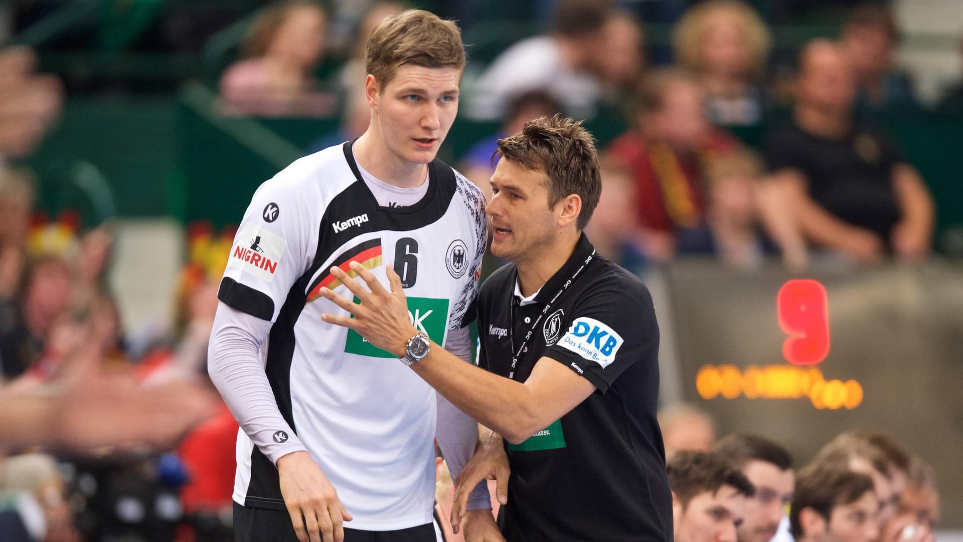 Finn Lemke (l.) mit Christian Prokop: Der Handball-Bundestrainer nominiert den Abwehrspieler nach.