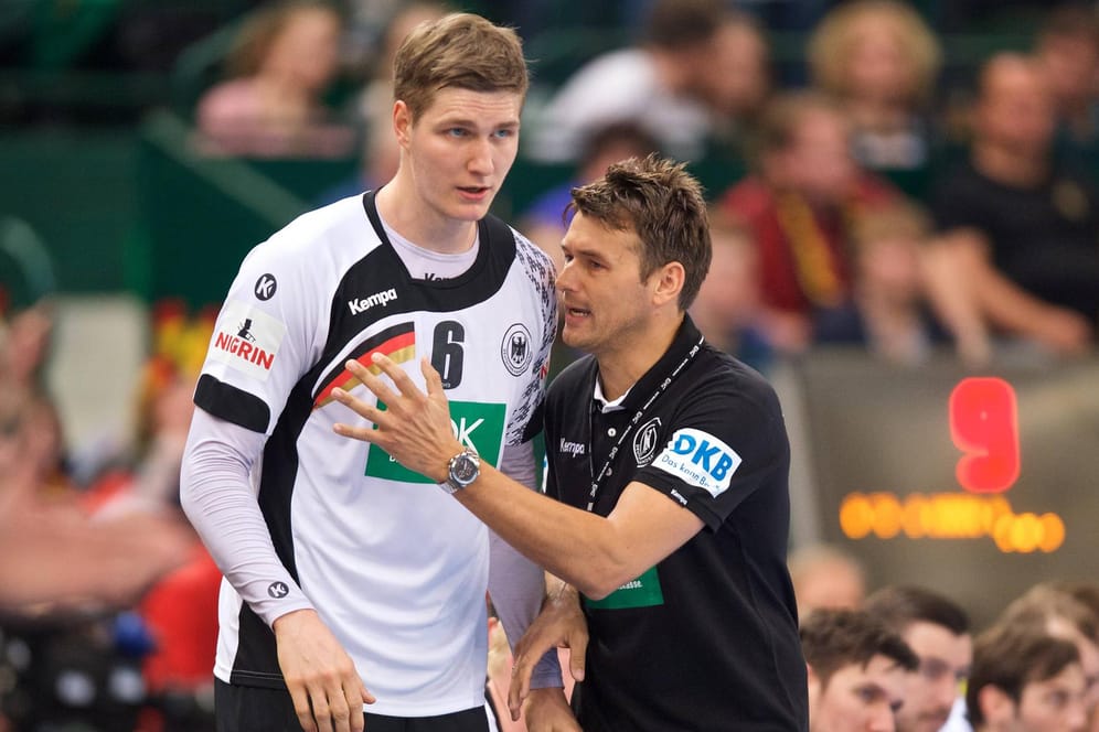 Finn Lemke (l.) mit Christian Prokop: Der Handball-Bundestrainer nominiert den Abwehrspieler nach.