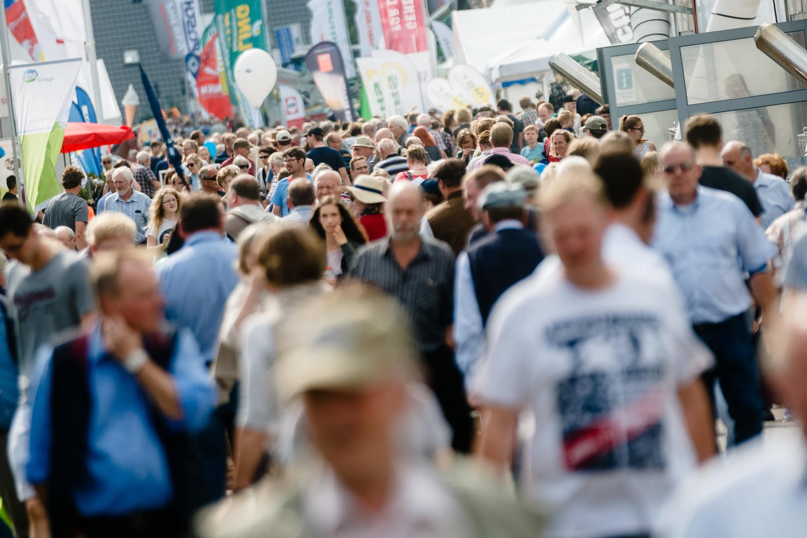 Statistisches Bundesamt berichtet: Die Zahl der in Deutschland lebenden Menschen verzeichnet einen Zuwachs von 346.000 Menschen.