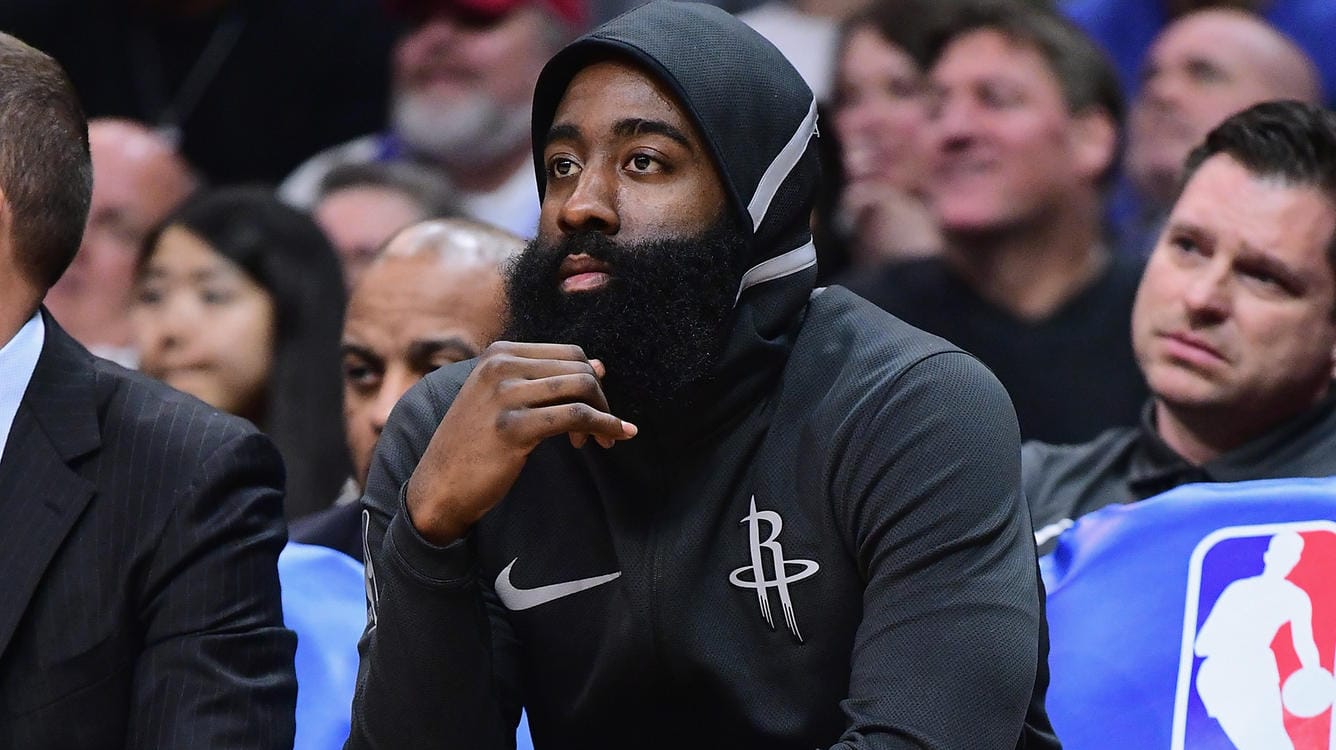 James Harden auf der Bank der Rockets: Der Superstar ist aktuell noch verletzt.