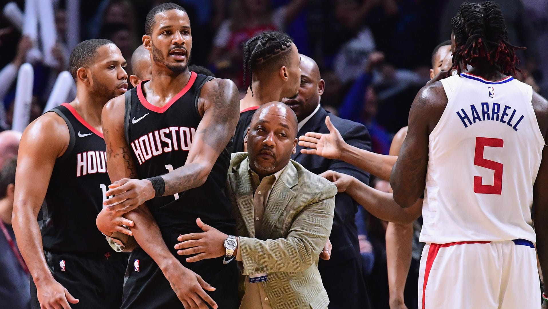 Rockets-Forward Trevor Ariza (m.) musste von einem Assistenztrainer zurückgehalten werden.