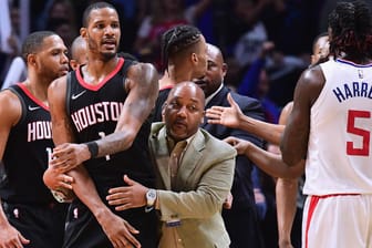 Rockets-Forward Trevor Ariza (m.) musste von einem Assistenztrainer zurückgehalten werden.