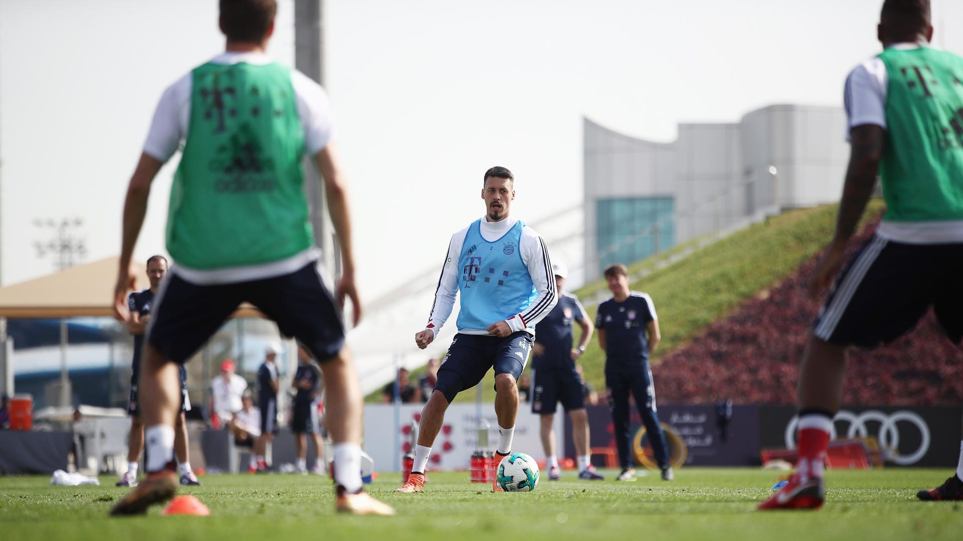 Bayern-Trainingslager in Doha: Jupp Heynckes setzt auf keine zu hohe Belastung bei den Übungen.